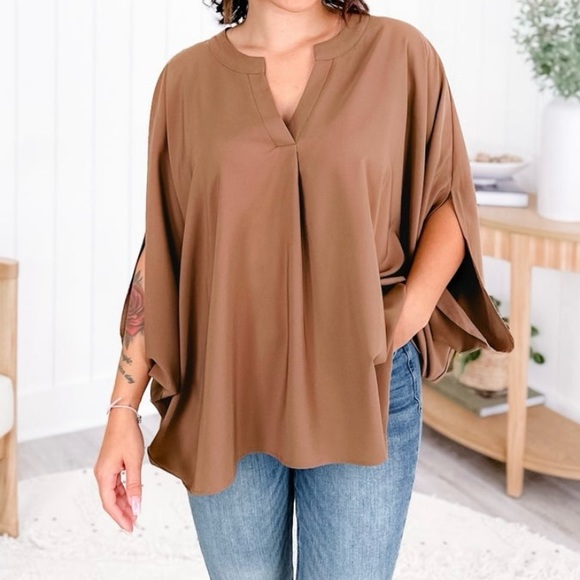 NWOT Andree by Unit Split Neck Poncho Top - Picture 2 of 2